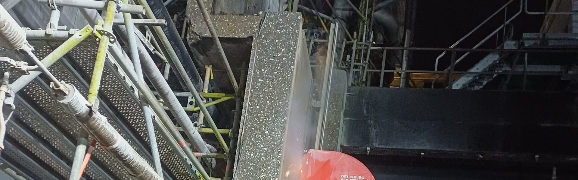 In blokken zagen van betonnen constructie van 47cm dik