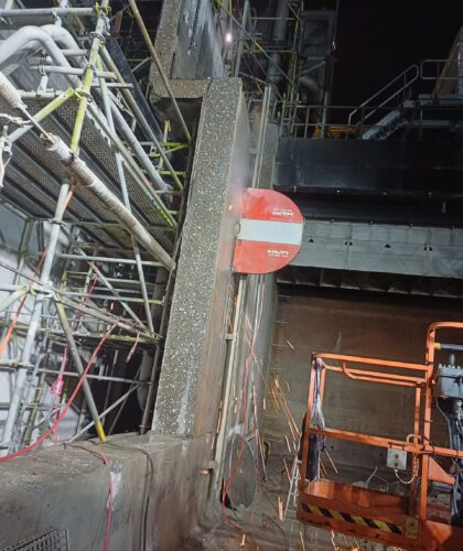 In blokken zagen van betonnen constructie van 47cm dik